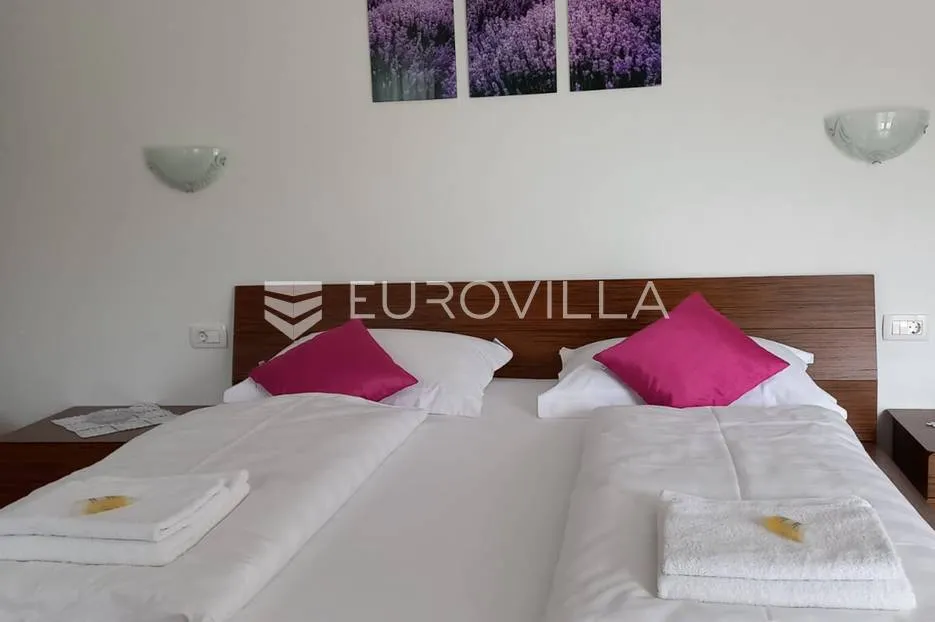 zagvozd, lijepa kuća na jedinstvenoj lokaciji - slika 14