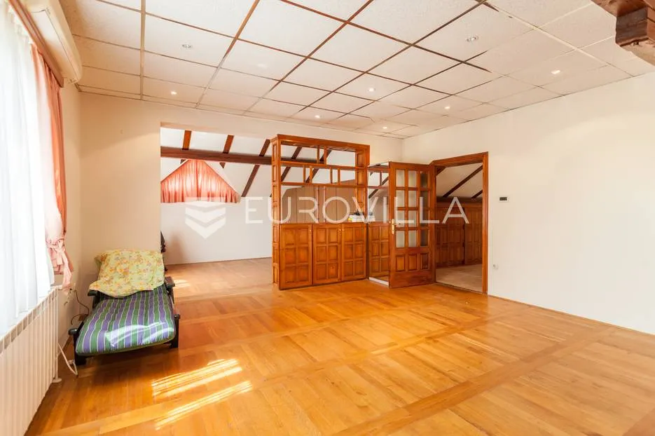 zagreb mikulići samostojeća kuća 300m2 na parceli 520m2 - slika 4
