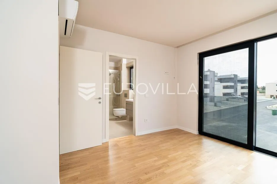 zadar, privlaka, luksuzni dvosoban stan 1. red do mora, 92,80 m² - slika 11