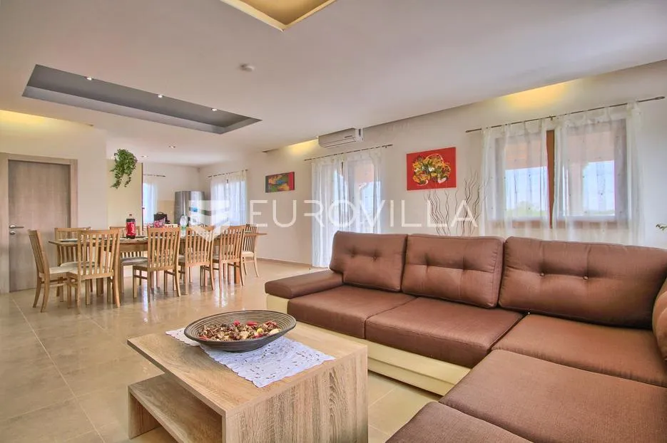 istra, svetvinčenat, 294 m² villa, bazen, jacuzzi te multifunkcionalno igralište na 2000 m² okućnice - slika 13