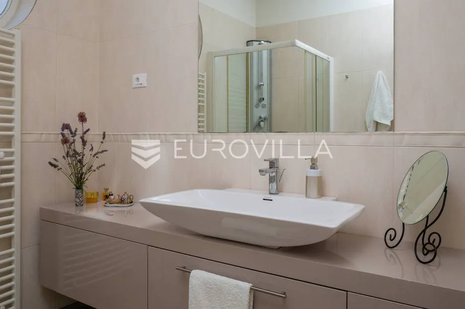 vodice, mediteranska vila s uređenim vrtom, bazenom i pogledom na more - slika 16