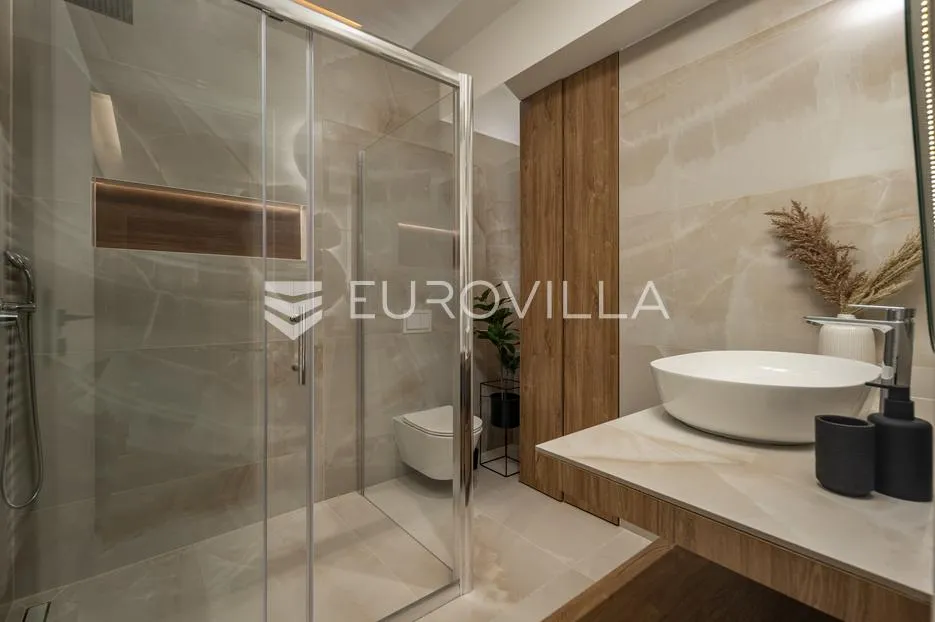 rijeka, centar, novouređen luksuzan stan nkp 98 m2 s tri apartmana - slika 13