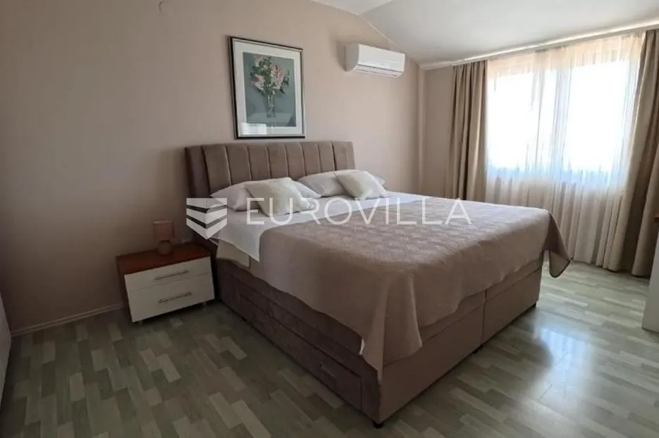 kaštel lukšić, vila s bazenom i pogledom na more - slika 5