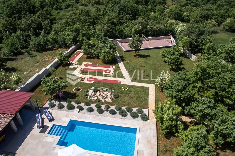 istra, svetvinčenat, 294 m² villa, bazen, jacuzzi te multifunkcionalno igralište na 2000 m² okućnice - slika 29