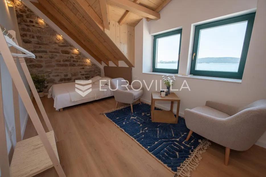 kaštela, kaštel sućurac, predivna kamena kuća uz more - slika 20