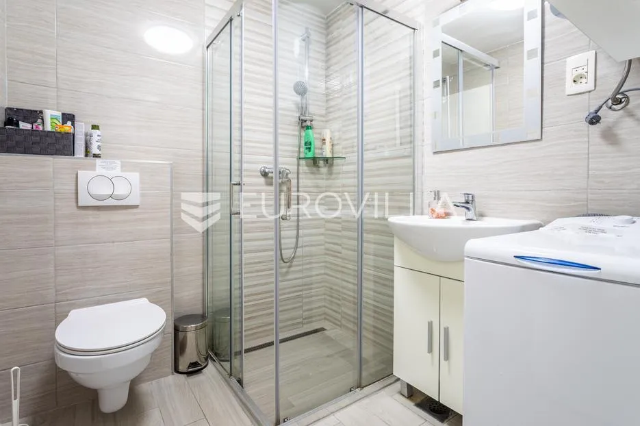 split, bol, dva namještena studio apartmana u centru grada - slika 23