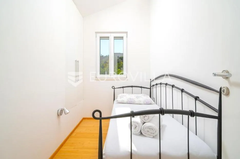 brač, splitska, kuća ukupne površine 170 m² - slika 11