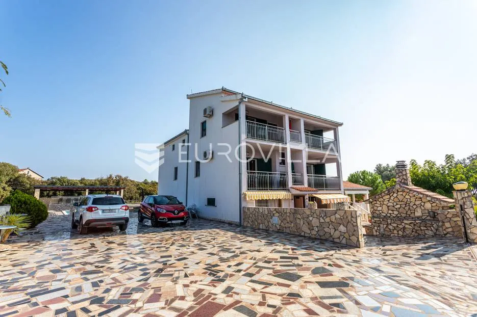 vinišće, kuća s s bazenom i 6 apartmana uz zemljište 1.000 m2 - slika 2