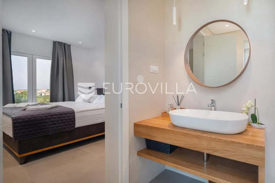 vodice, moderna vila s bazenom i pogledom na more, 332,92 m² - slika 19