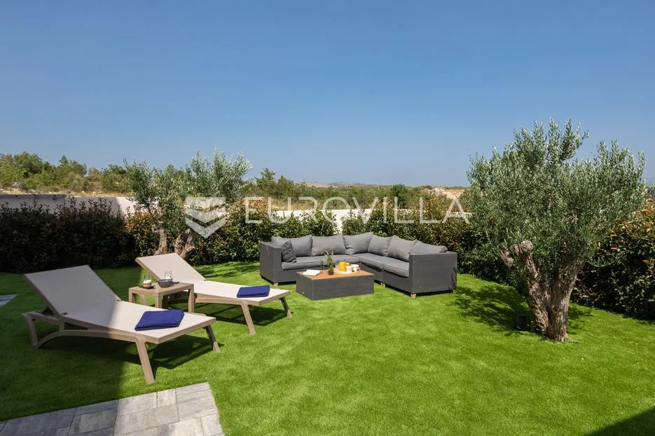 vodice, moderna vila s bazenom i pogledom na more, 332,92 m² - slika 33