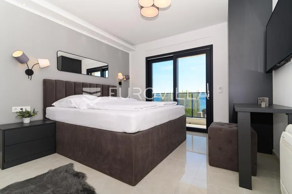 omiš, elegantna vila s tri stana i otvorenim pogledom na more - slika 12