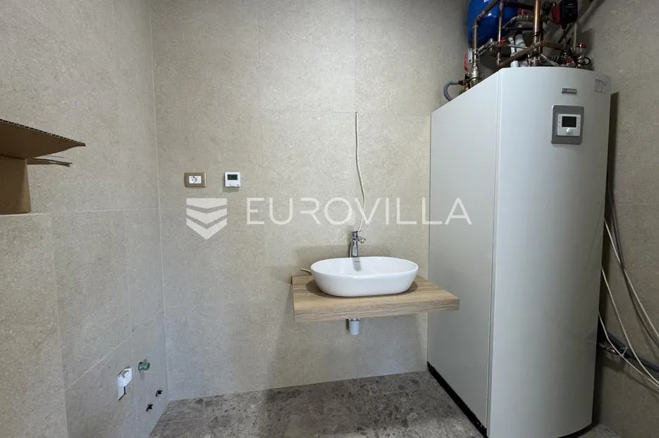 istra, majkusi, moderna prizemnica 160 m² s grijanim bazenom i uređenom okućnicom - slika 12