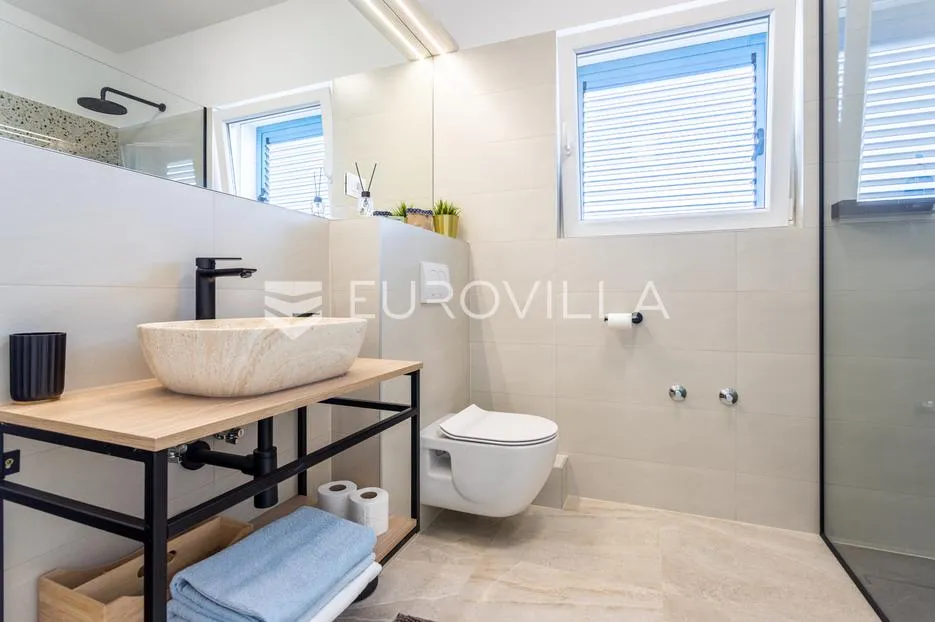 kaštela, novoizgrađena vila na mirnoj lokaciji - slika 23
