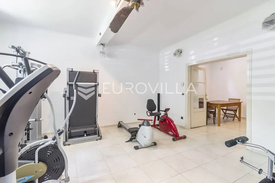 šalata prekrasna renovirana obiteljska vila 400 m² - slika 21