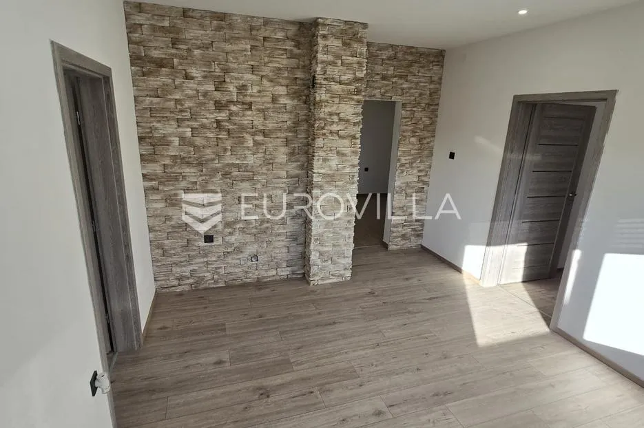 Lužani, Oriovac, Renoviran trosobni stan, 62 m²