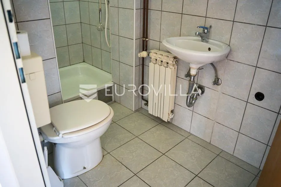 županja, prostrana obiteljska kuća površine 180 m² na parceli od 788 m² u mirnoj ulici - slika 13