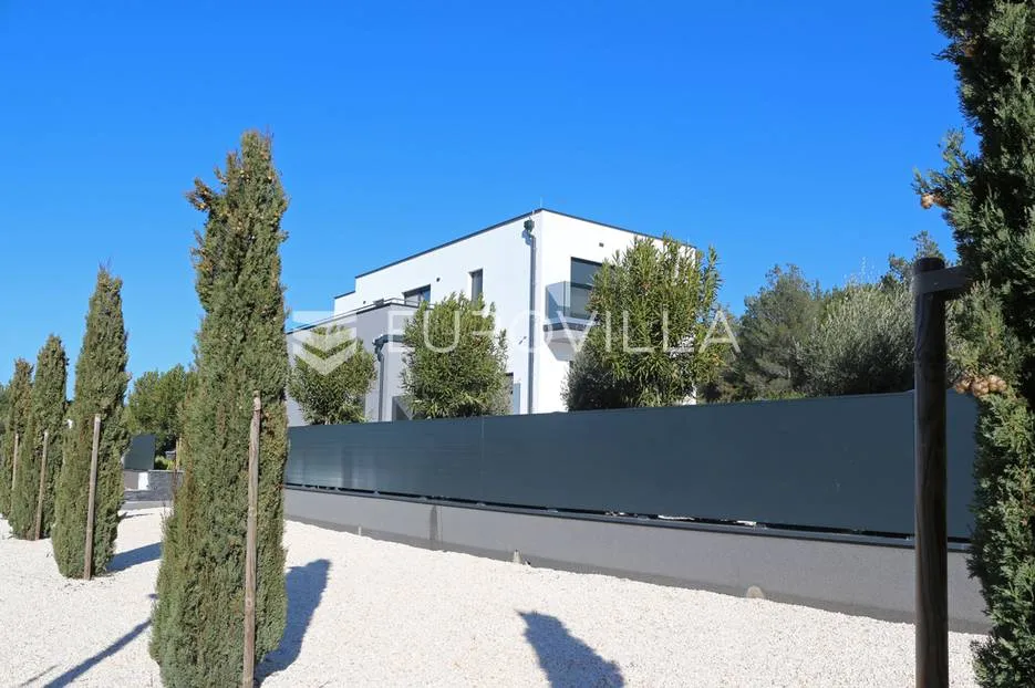 šibenik, vila s bazenom, saunom i vrtom dostupna od kolovoza - slika 10
