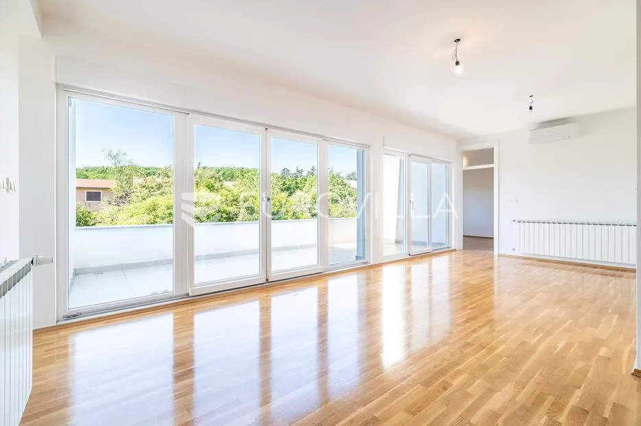 Zagreb, Gračani, atraktivan i prostran peterosoban stan s vrtom i dvije garaže, 257 m²