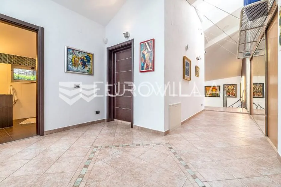 zagreb, gajnice moderna kuća 340m2, s bazenom na zemljištu 2300m2 - slika 9