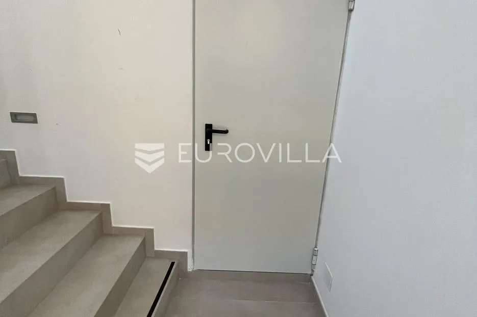 istra, pula, luksuzan, moderno opremljen trosoban stan 85 m² - slika 47