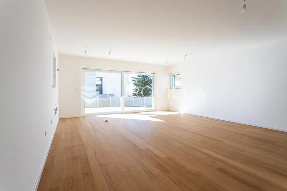 vodice, novogradnja, prostran apartman s dvorištem u centru mjesta, 139,61 m² - slika 3