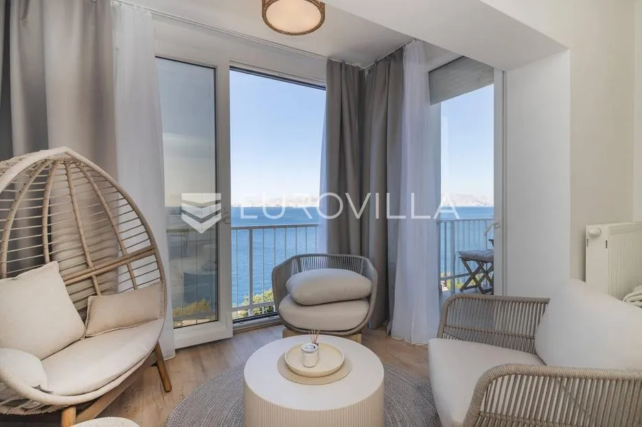 Senj, trosoban stan 62 m² s pogledom na more, udaljen od plaže 80 m