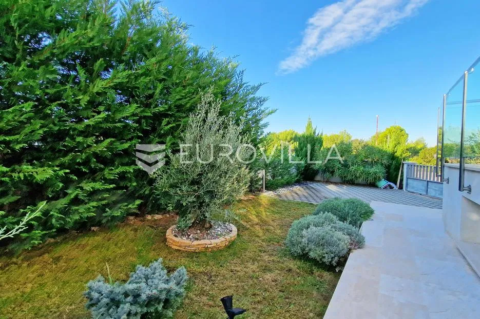 peroj, fažana, komforan stan 130 m² s vrtom 227 m² i prostranim suterenom - slika 29