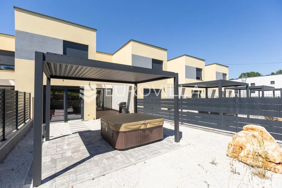 istra, poreč, suvremena kuća s privatnim vrtom, jacuzzijem i saunom - slika 23