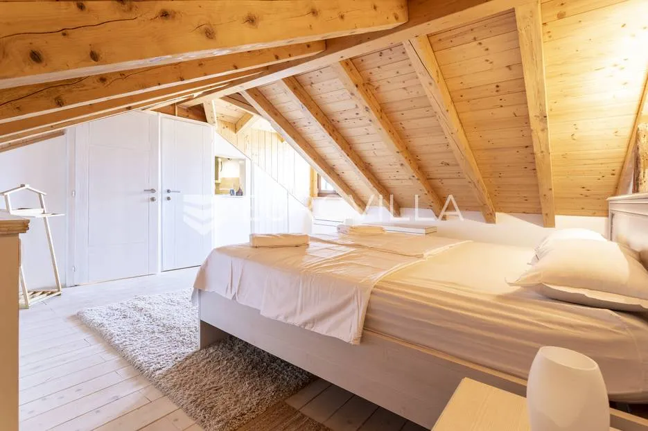 hvar, vrbanj, renovirana kamena kuća - slika 12