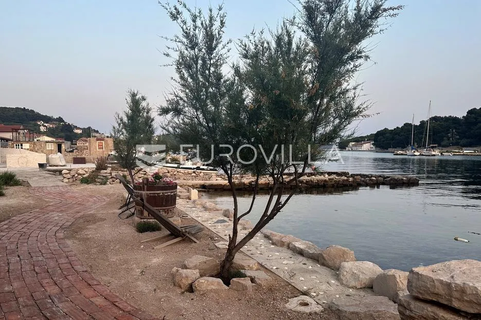 prvić luka, djelomično renovirana kamena kuća, prvi red do mora, 298 m² - slika 34