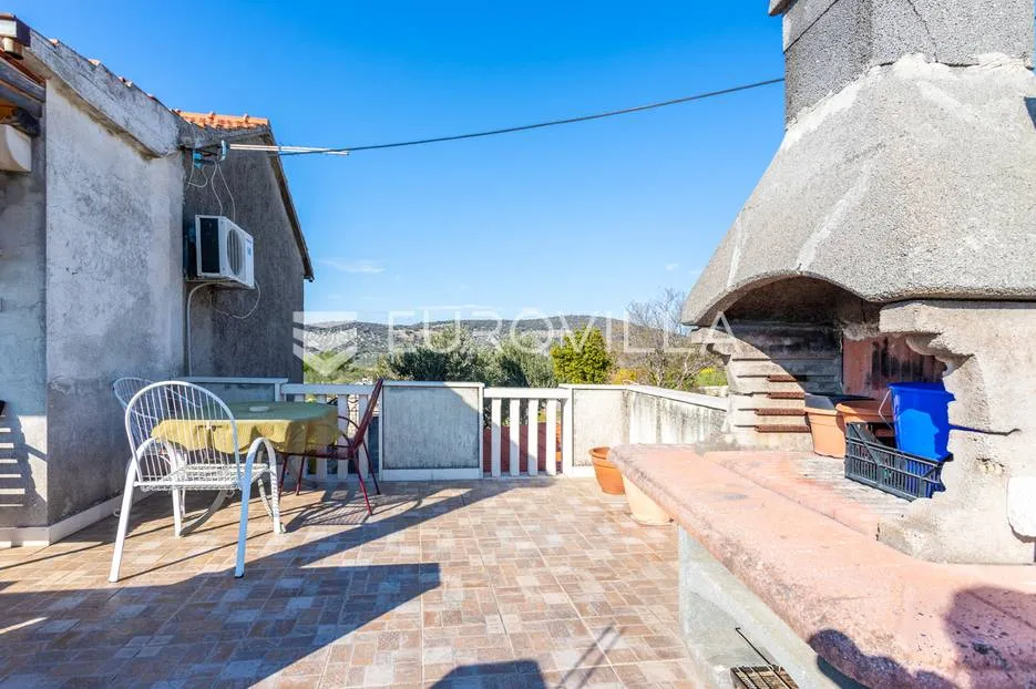 brač, kuća s dvorištem na lijepoj lokaciji - slika 2