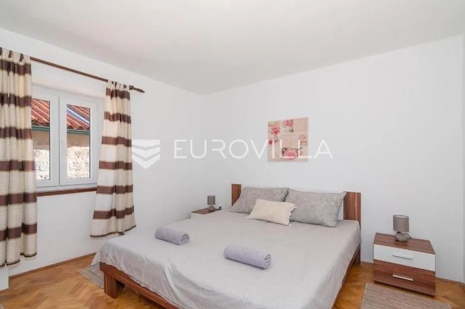 pag, pag kuća razvedena na četiri etaže 155 m², u samom centru paga - slika 13