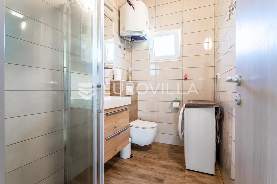 vinišće, samostojeća apartmanska kuća ukupne površine 259 m2 - slika 12