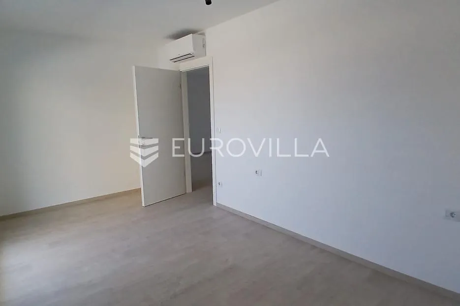 makarska, moderan dvosoban apartman s velikom terasom - slika 7