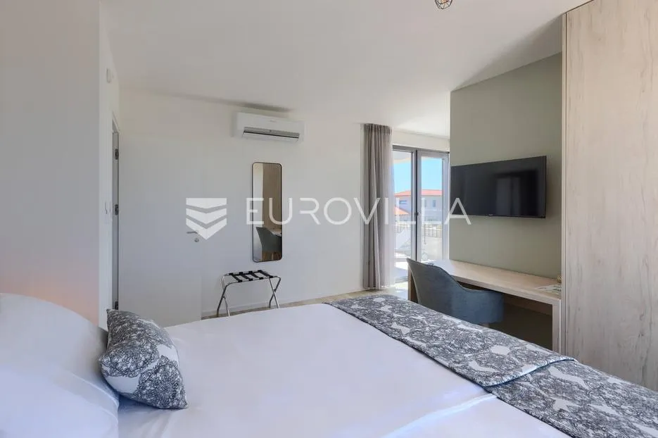 istra, brtonigla, moderna vila s bazenom i jacuzzijem - slika 50