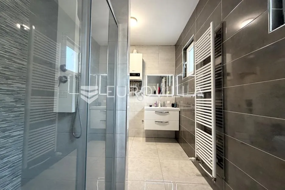 đakovo, centar, novouređena kuća 250 m² - slika 24