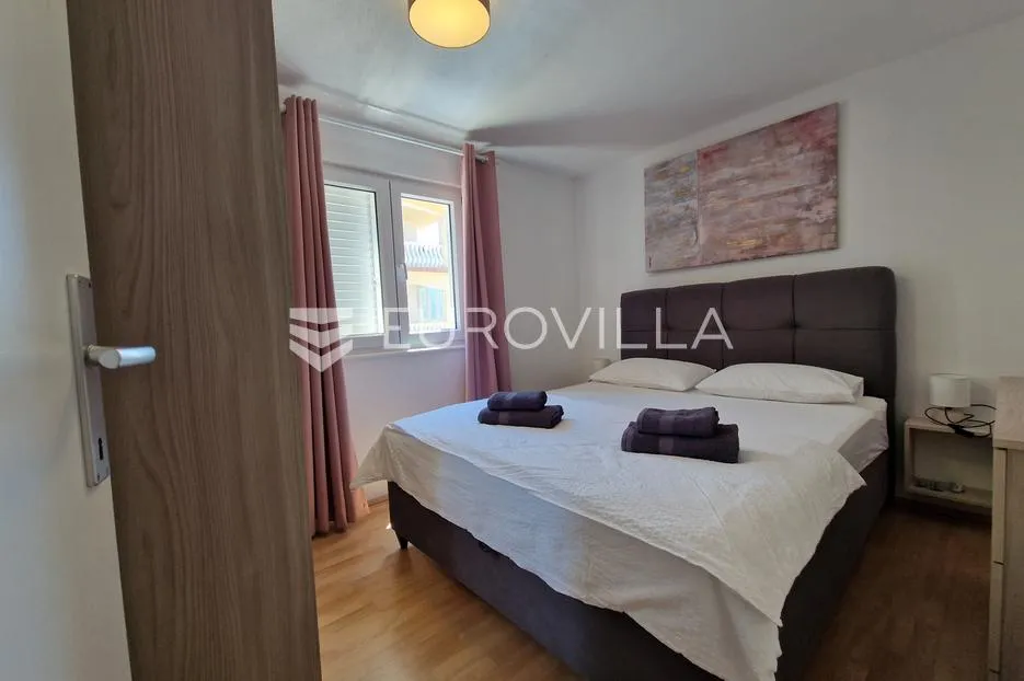 vir, simpatičan trosoban apartman svega 80 m od plaže s prostranom terasom - slika 27