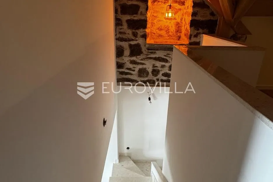kaštela, kaštel sućurac, predivna kamena kuća uz more - slika 23