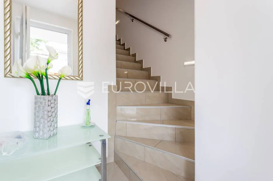 novalja, novouređena kuća s tri apartmana u centru grada - slika 9