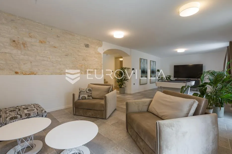 istra, pula, potpuno renovirana austrougarska villa u srcu pule - slika 9