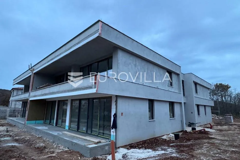Rovinj, okolica, stan u modernoj novogradnji s vrtom i parkirnim mjestom - Sošići, Kanfanar