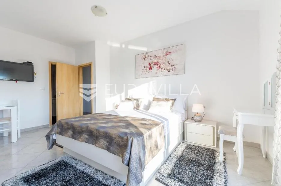 zečevo rogozničko, prekrasna apartmanska kuća s bazenom, 236 m² - slika 14