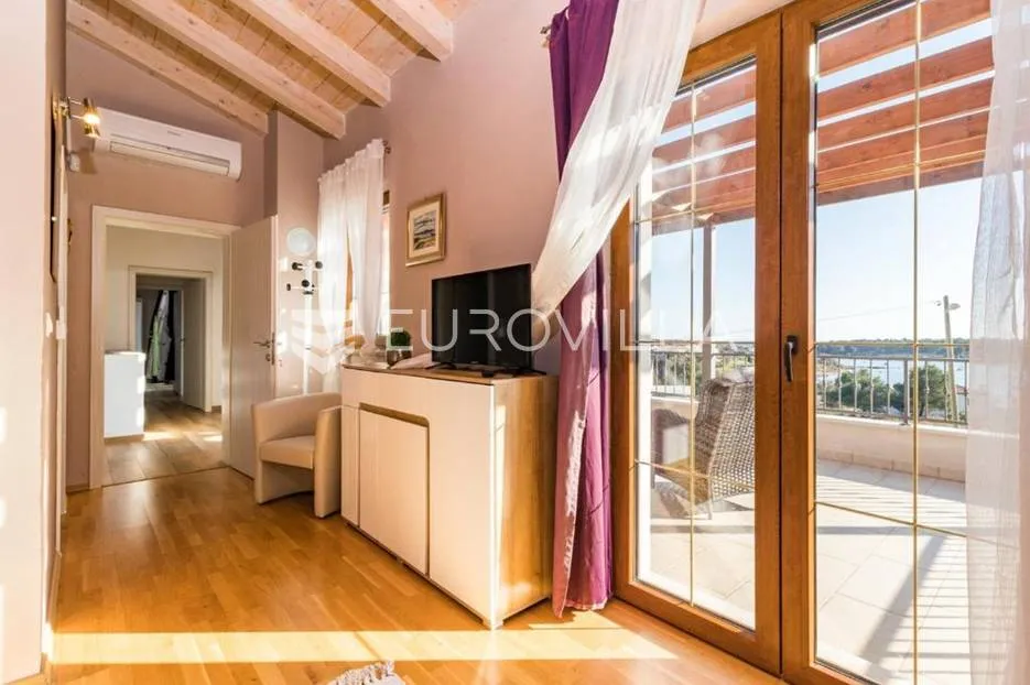 medulin, luksuzna vila s bazenom i velikom uređenom okućnicom 1050 m2, 300 m od plaže - slika 15