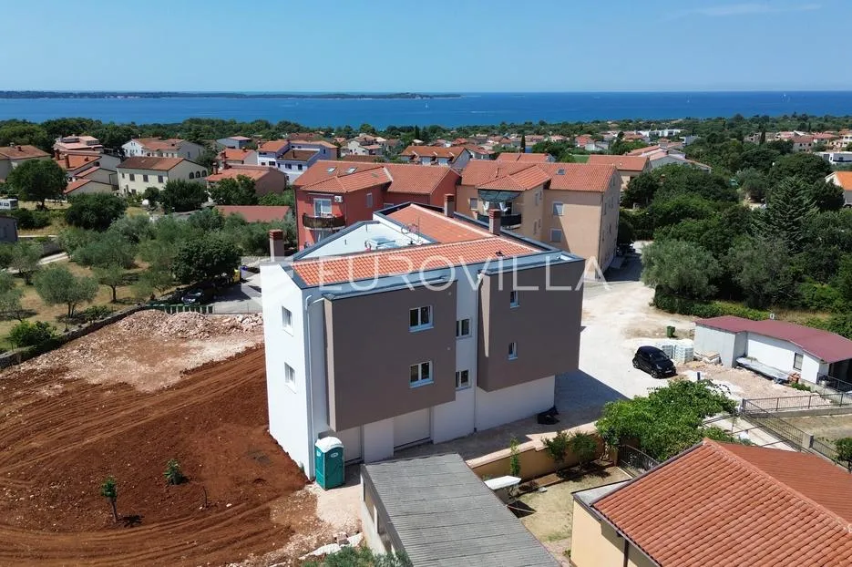 istra, peroj, moderan stan s garažom i terasom - slika 17