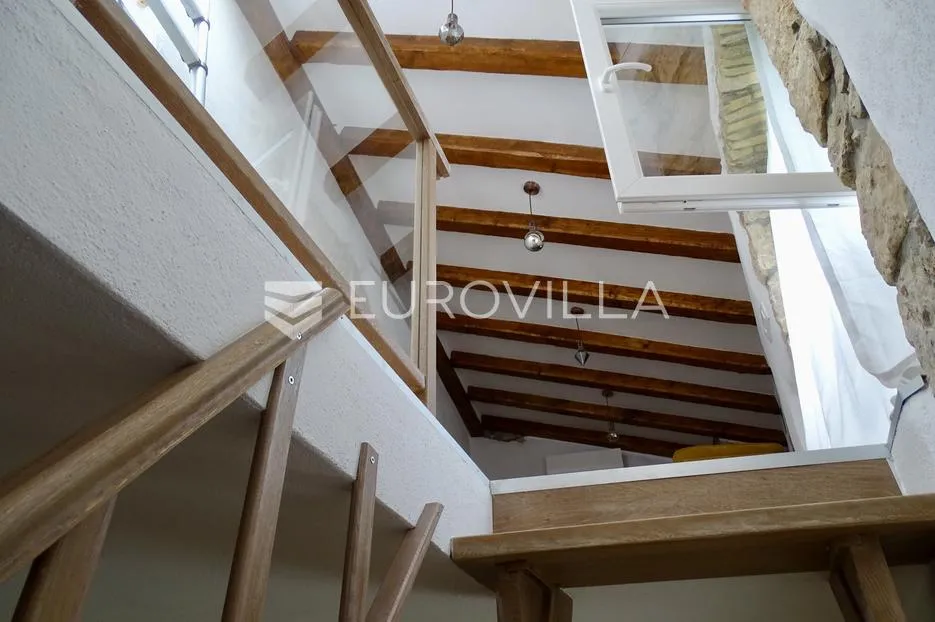 krk, omišalj, adaptirana kamena kuća u nizu s pogledom na more površine 54 m² - slika 10