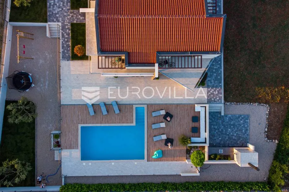 šibenik, prekrasna villa s bazenom i košarkaškim igralištem - slika 10