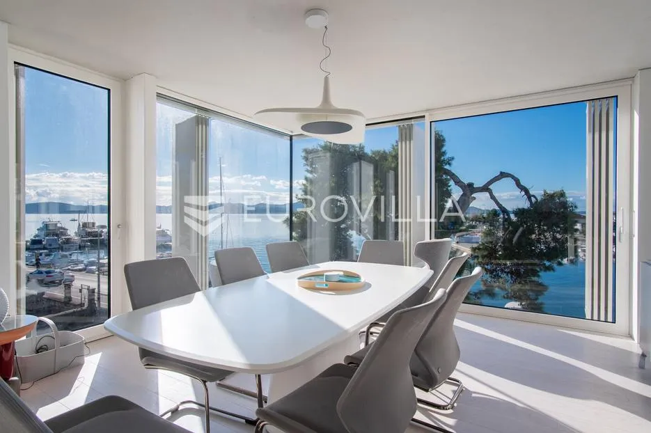 zadar, prvi red uz more — luksuzna dizajnerska vila s rooftop terasom - slika 2