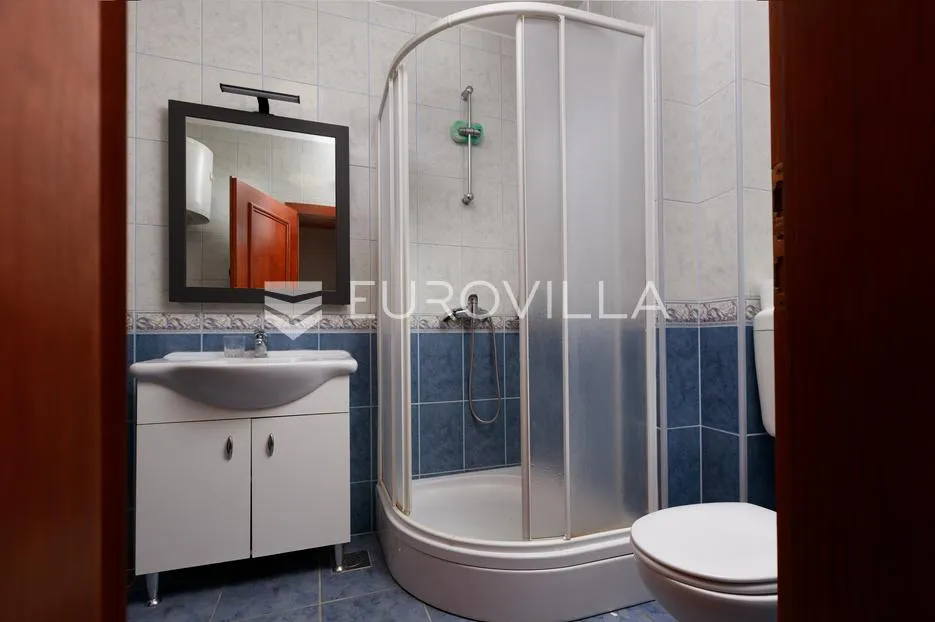 krk, uređen dvosoban apartman blizu mora, terasa s pogledom - slika 9