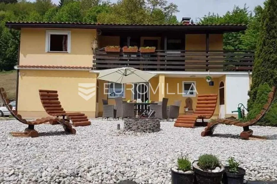 Vrbovsko, impresivno obiteljsko imanje od 6276 m² s otvorenim pogledom na zelene brežuljke