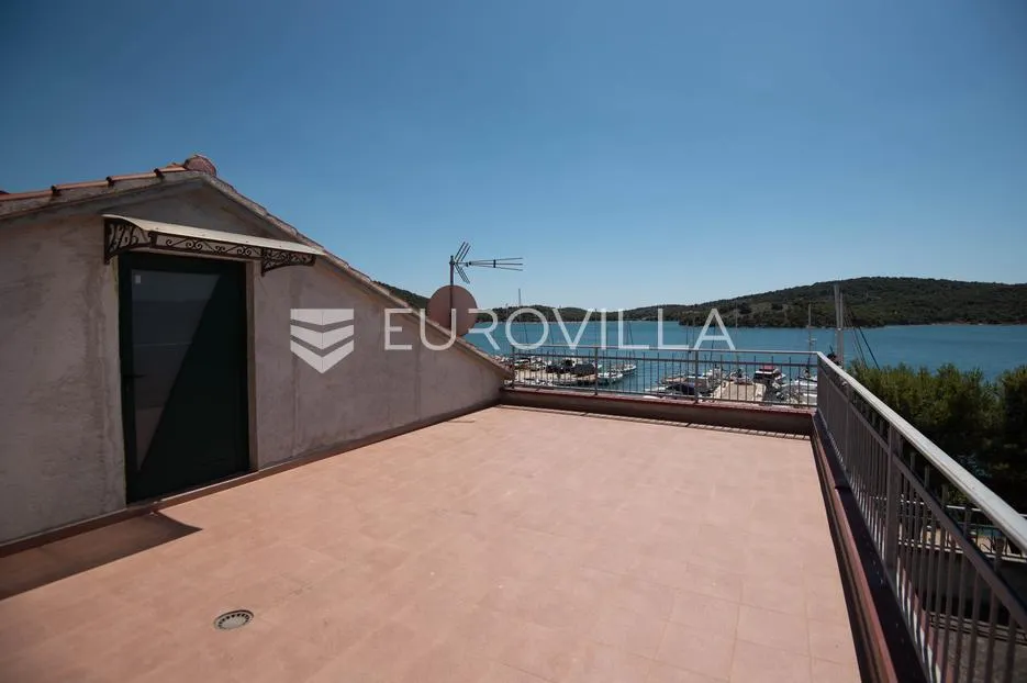 tisno, ekskluzivna apartmanska kuća prvi red do mora s panoramskim pogledom i brodicom - slika 55